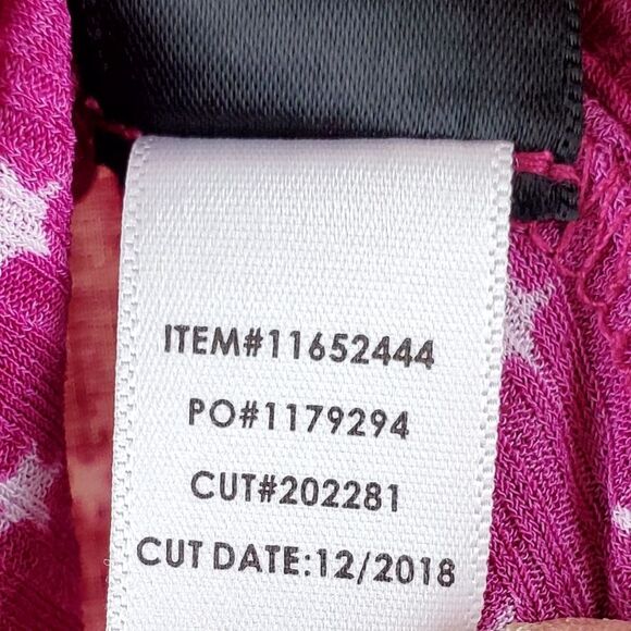 TORRID Magenta Star Crepe Button-Down Tank in Size 00 (M) - Picture 7 of 7